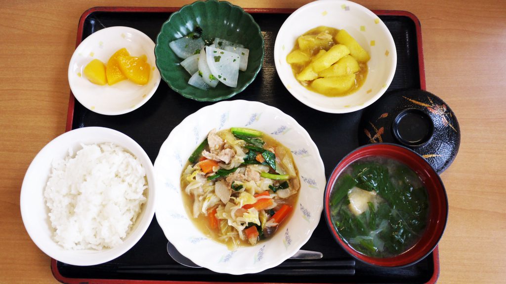 きょうのお昼ごはんは、肉野菜炒め、カレー煮、浅漬け、みそ汁、くだものでした。