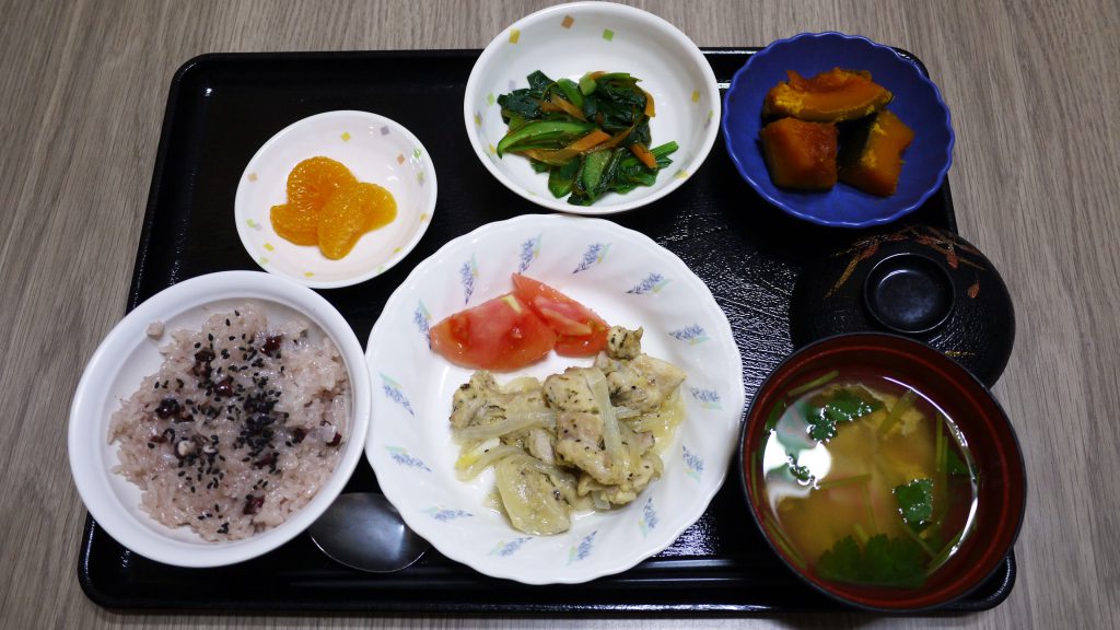 きょうのお昼ごはんは、入園お祝いお赤飯、鶏肉の香草蒸し、和え物、かぼちゃ煮、みそ汁、くだものでした。