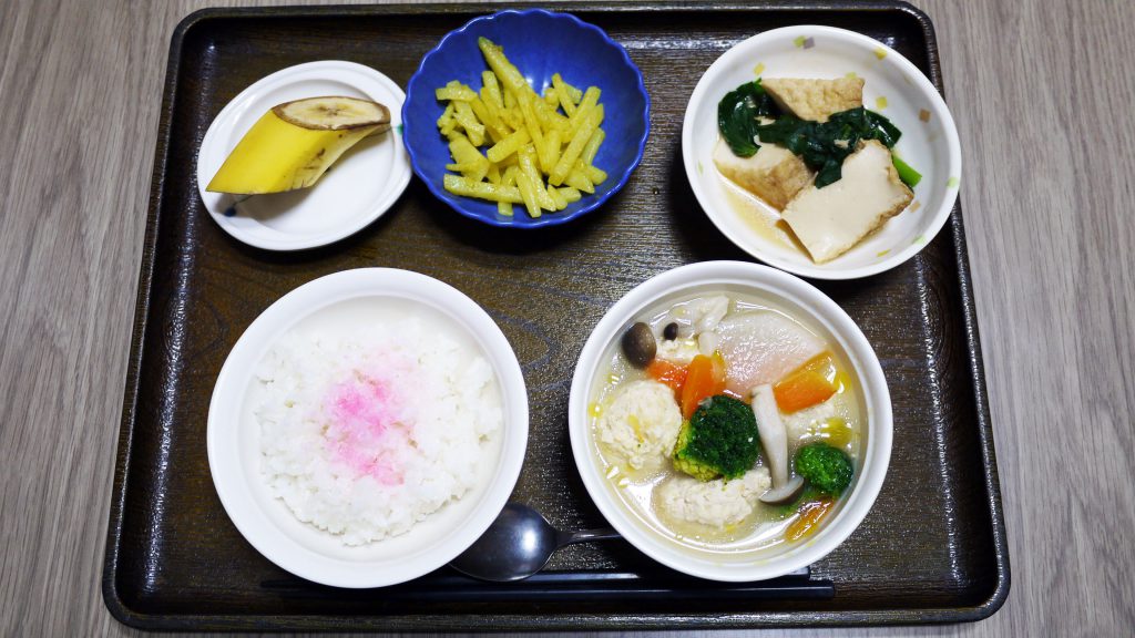 きょうのお昼ごはんは、肉だんごと野菜のスープ煮・じゃが芋のカレー炒め・煮物・くだものでした。