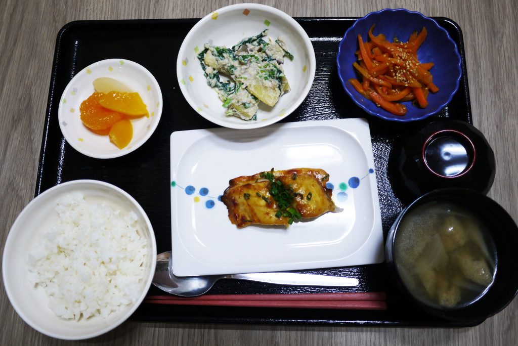 きょうのお昼ごはんは、鰆の黄味焼き風、和え物、人参の塩きんぴら、みそ汁、くだものでした。