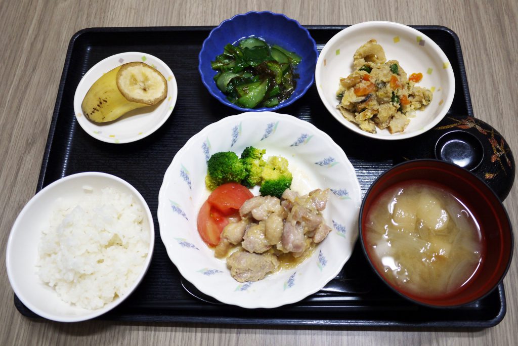 きょうのお昼ごはんは、鶏肉のみそ蒸し、炒りおから、酢の物、みそ汁、くだものでした。