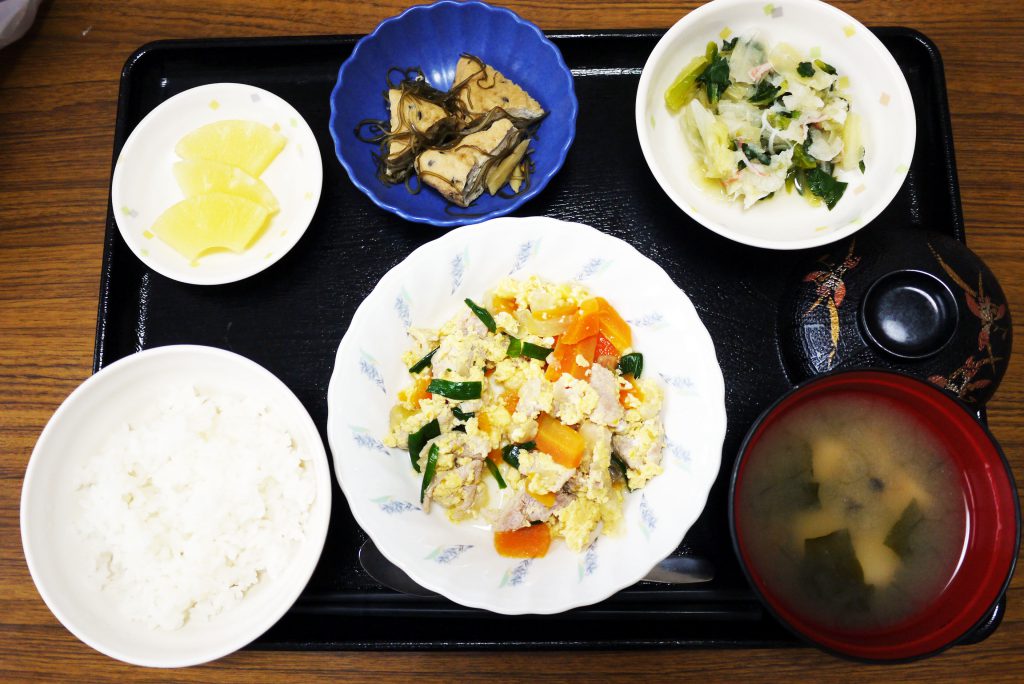 きょうのお昼ごはんは、豚肉と人参の卵とじ・おろし和え・含め煮・みそ汁・くだものでした。