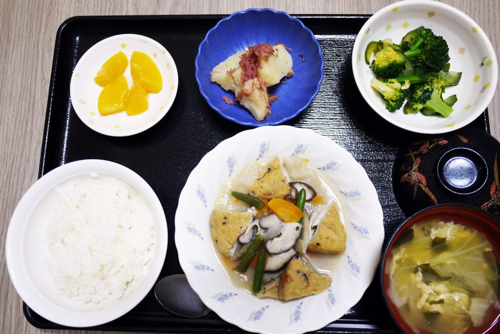 きょうのお昼ごはんは、がんもと根菜の含め煮、和え物、じゃがコンビーフ、みそ汁、くだものでした。