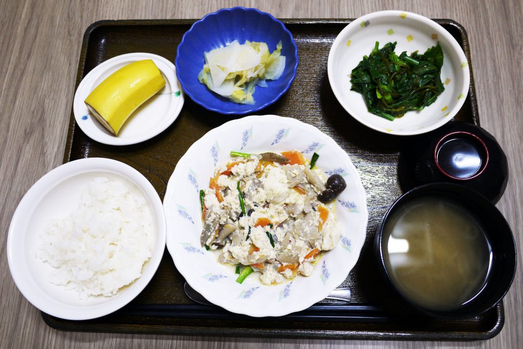 きょうのお昼ごはんは、たっぷり野菜の炒り豆腐・青菜のからし和え・レモン大根・みそ和え・くだものでした。