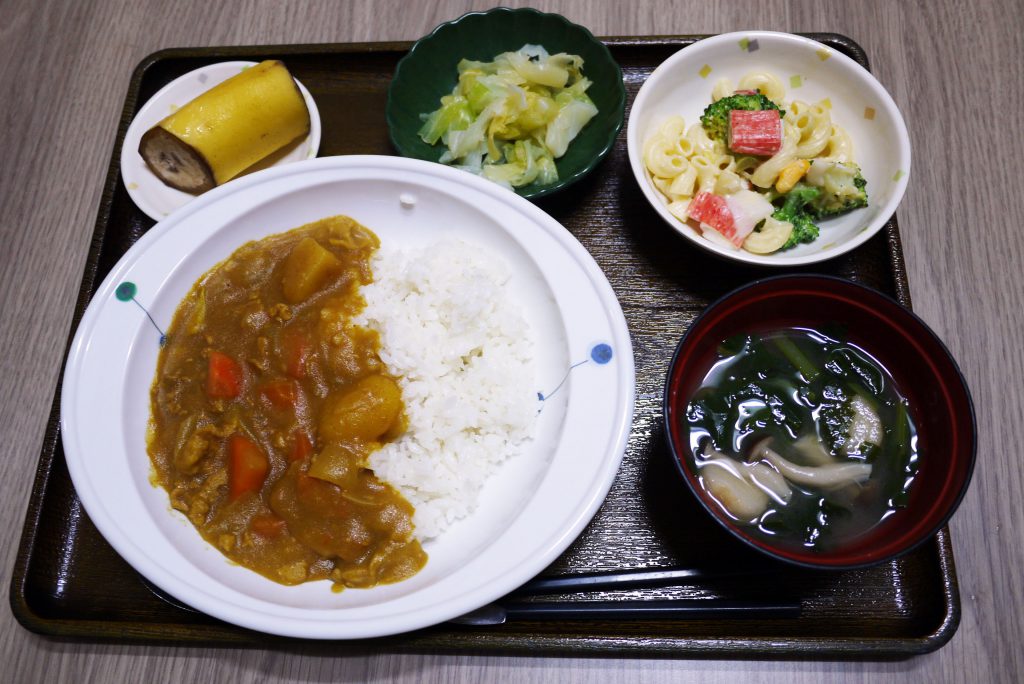 きょうのお昼ごはんは、カレーライス、ゆで卵サラダ、浅漬け、みそ汁、くだものでした。