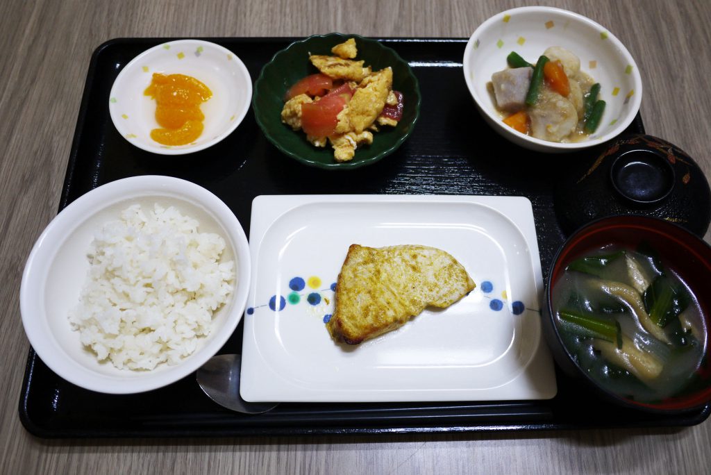 きょうのお昼ごはんは、カジキのカレー風味焼き・トマトと卵のサラダ・含め煮・みそ汁・くだものでした。