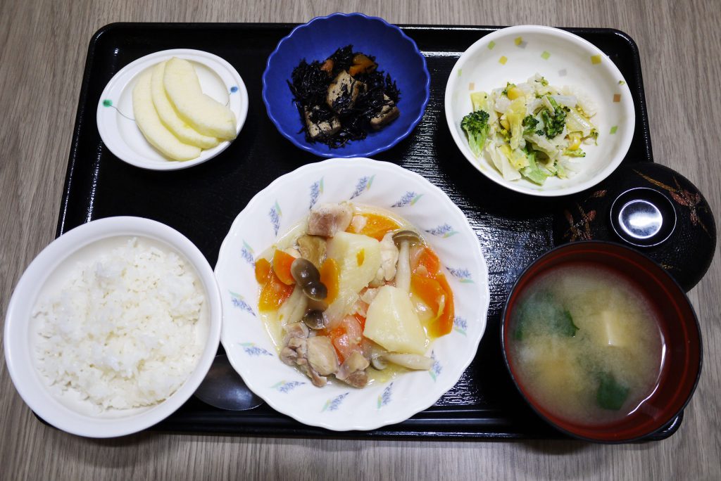 きょうのお昼ごはんは、鶏肉のあっさり煮・みそマヨ和え・ひじき煮・みそ汁・くだものでした。