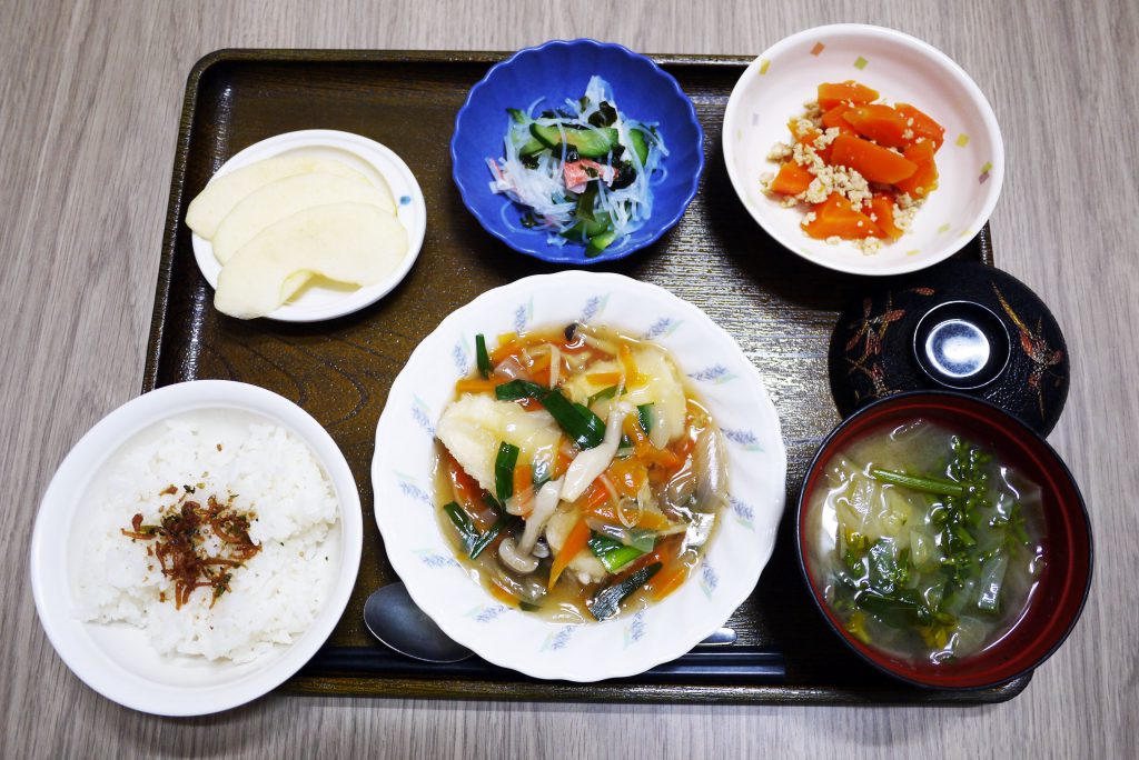 昭和の日、きょうのお昼ごはんは、揚げ豆腐の野菜あんかけ・酢の物・そぼろ煮・みそ汁・くだものでした。