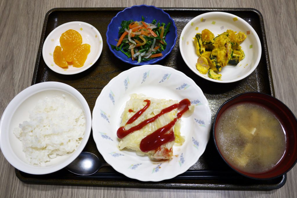 退位の日・きょうのお昼ごはんは、挽肉とキャベツの重ね蒸し・かぼちゃサラダ・ナムル・みそ汁・くだものでした。