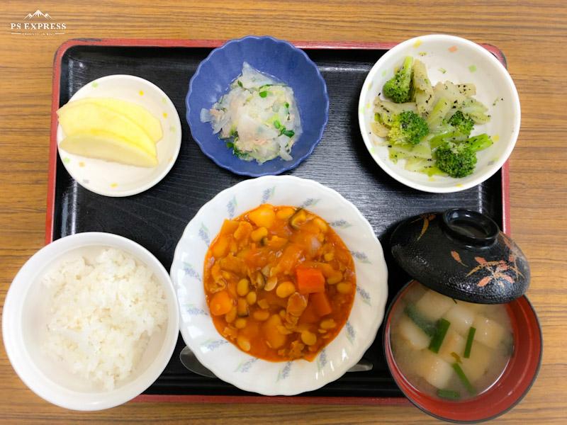 今日のお昼ごはんは、ポークビーンズ、大根サラダ、ごま和え、みそ汁、果物でした。