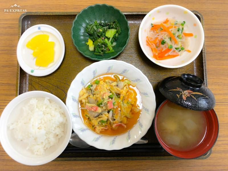 今日のお昼ごはんは、かに玉、春雨の酢の物、ミックスお浸し、みそ汁、果物でした。