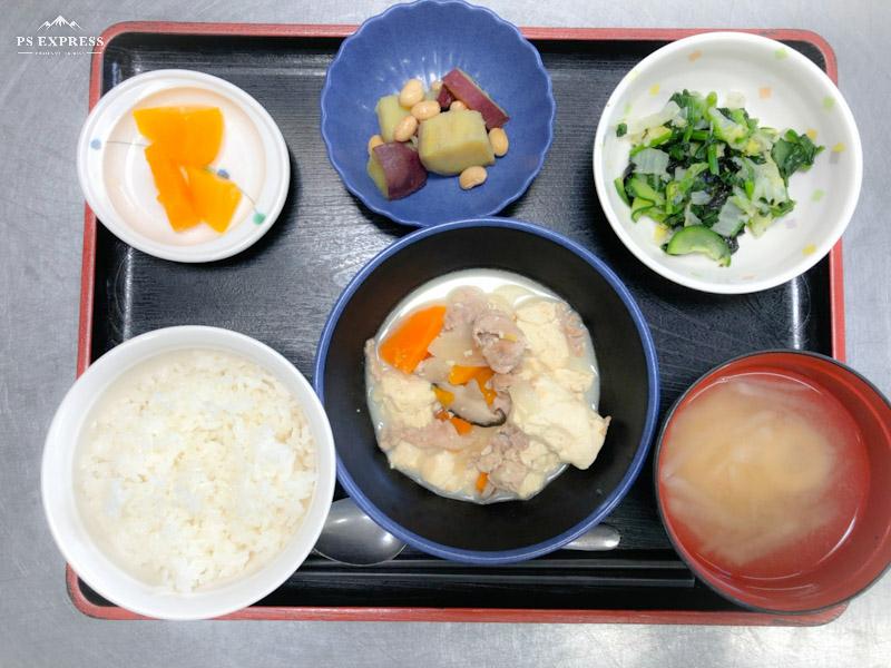 今日のお昼ごはんは、肉豆腐、焼きのり和え、含め煮、みそ汁、果物でした。