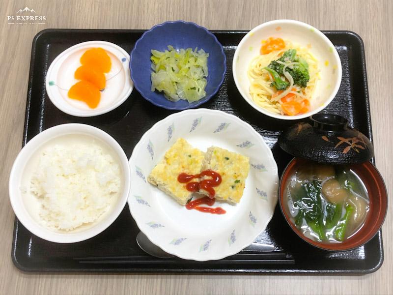 今日のお昼ごはんは、豆腐と鶏肉のハンバーグ、スパゲティサラダ、生姜和え、みそ汁、果物でした。