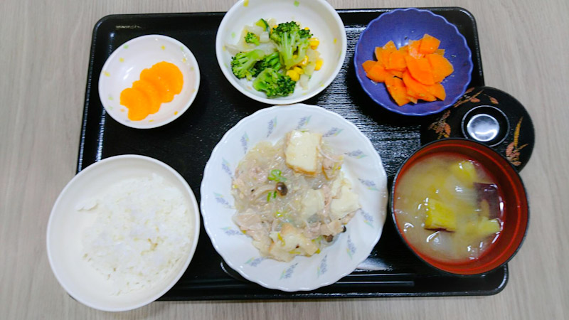 今日のお昼ごはんは、 厚揚げと春雨のうま煮 和え物 、人参の粒マスタード和え、味噌汁、果物でした。