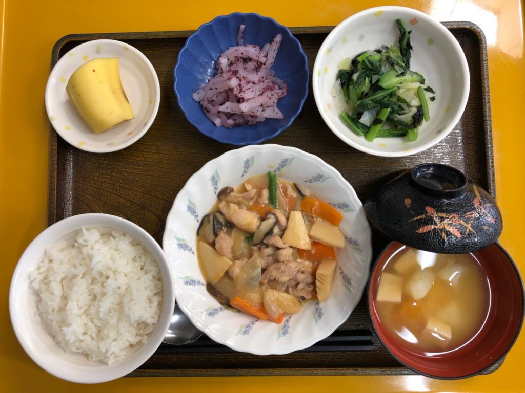 今日のお昼ごはんは、鶏肉のみそ炒め、焼きのり和え、ゆかり大根、みそ汁、果物でした。