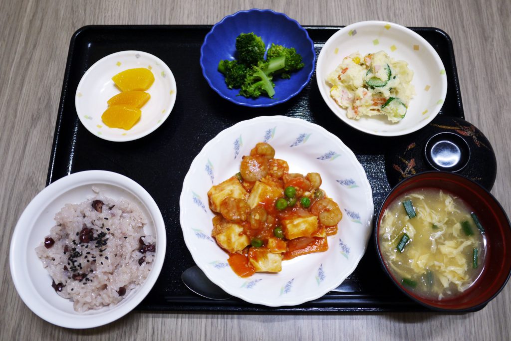 即位の日のお昼ごはんは、即位お祝いお赤飯・えびと厚揚げのケチャップ炒め・ポテトサラダ・和え物・かきたま汁・くだものでした。