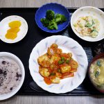 即位の日のお昼ごはんは、即位お祝いお赤飯・えびと厚揚げのケチャップ炒め・ポテトサラダ・和え物・かきたま汁・くだものでした。