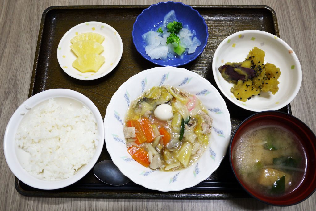 国民の休日・きょうのお昼ごはんは、八宝菜・生姜和え・大学芋煮・みそ汁・くだものでした。