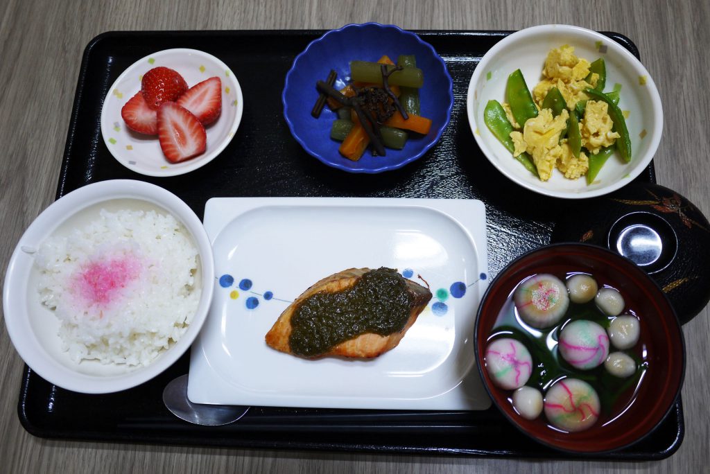 みどりの日・お昼ごはんは、でんぷごはん・鮭の木の芽焼き・きぬさやサラダ・含め煮・お吸い物・くだものでした。