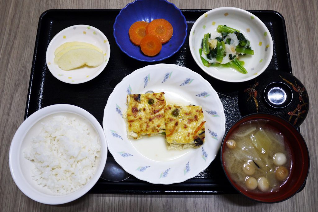 きょうのお昼ごはんは、擬製豆腐・具だくさんおろし・レモンバター人参・お味噌汁・くだものでした。