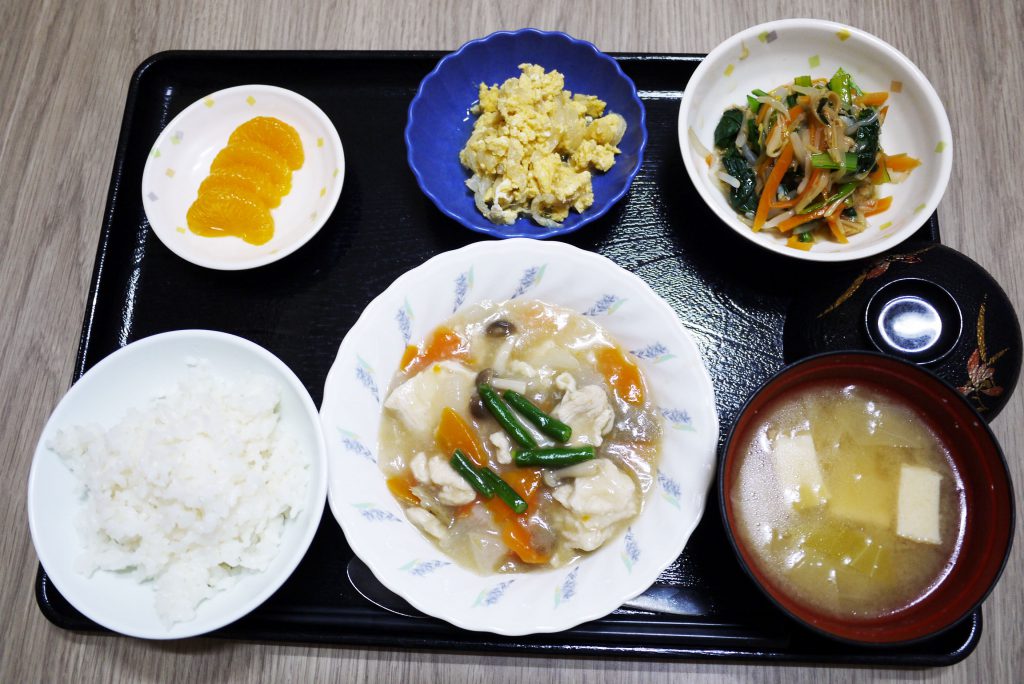 きょうのお昼ごはんは、鶏肉の治部煮風・なめたけ和え・玉ねぎの卵とじ・みそ汁・くだものでした。