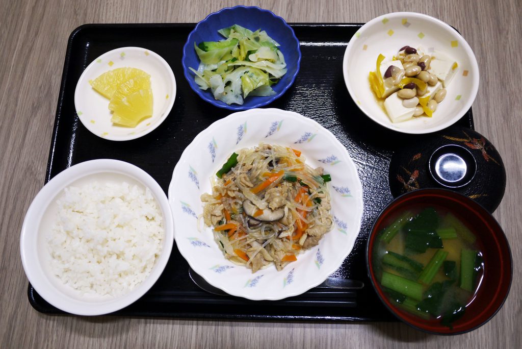 きょうのお昼ごはんは、豚肉と春雨の中華煮・まめまめサラダ・おひたし・みそ汁・くだものでした。