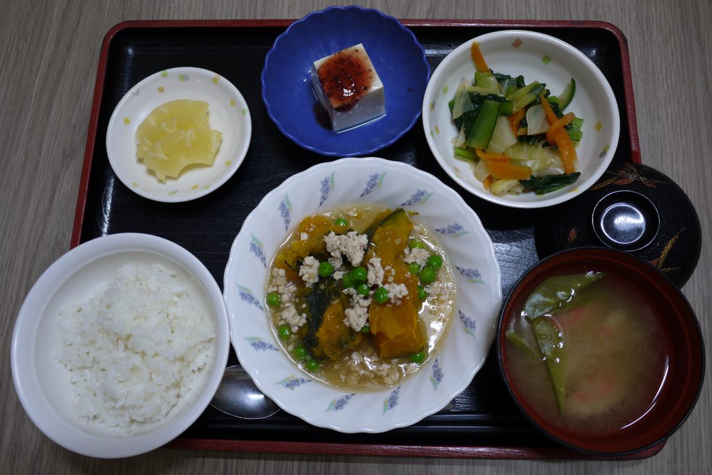 きょうのお昼ごはんは、かぼちゃのそぼろあん、和え物、梅香味奴、みそ汁、くだものでした。