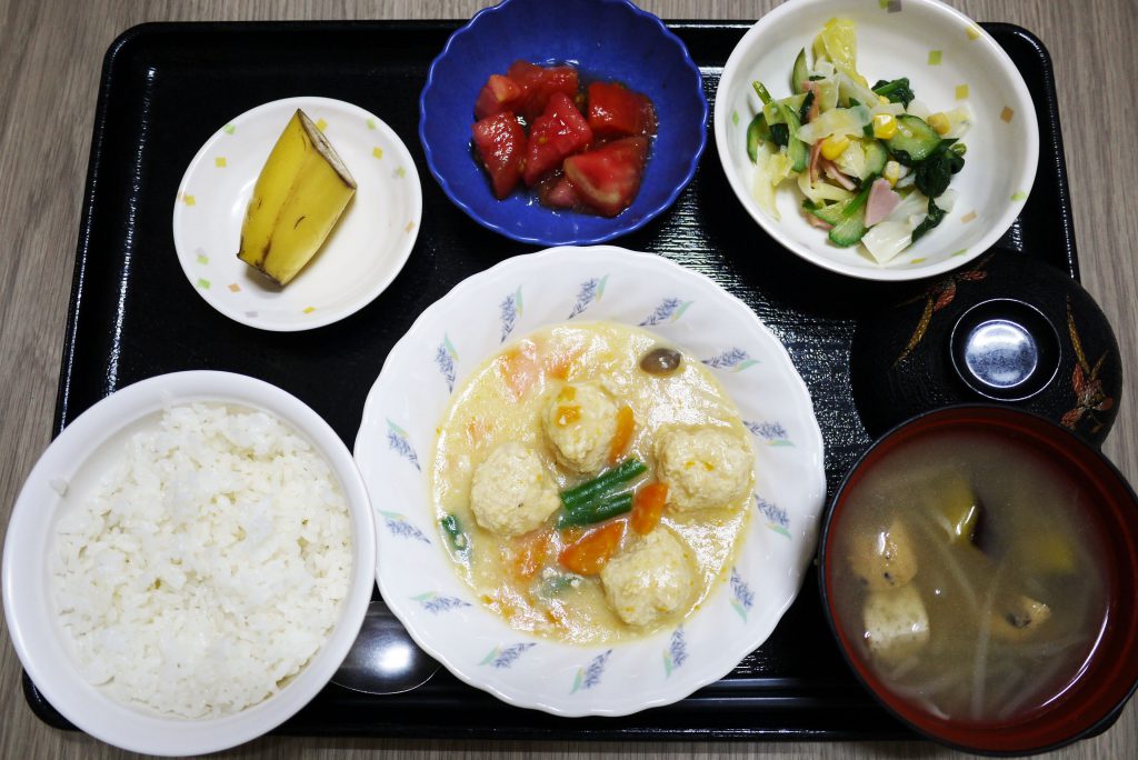 きょうのお昼ごはんは、肉だんごのクリーム煮・サラダ・冷やしトマト・みそ汁・くだものでした。