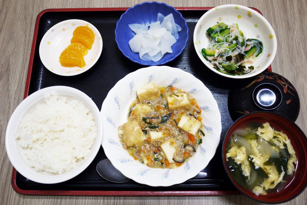 きょうのお昼ごはんは、家常豆腐・春雨サラダ・レモン大根・みそ汁・くだものでした。