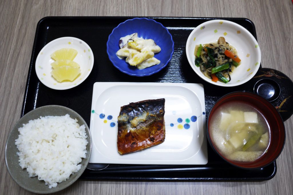 きのうのお昼ごはんは、鯖の玉ねぎ風味・切り干し煮・甘ずっぱおさつサラダ・みそ汁・くだものでした。