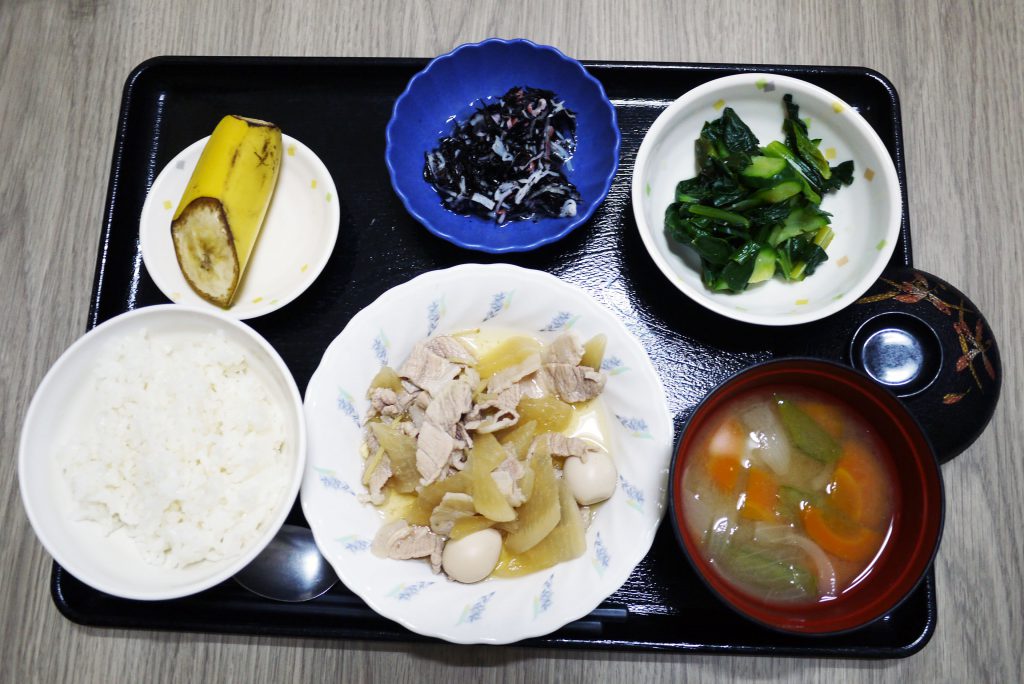 きょうのお昼ごはんは、豚肉と大根のこってり煮・わさび和え・ひじきの酢の物・みそ汁・くだものでした。