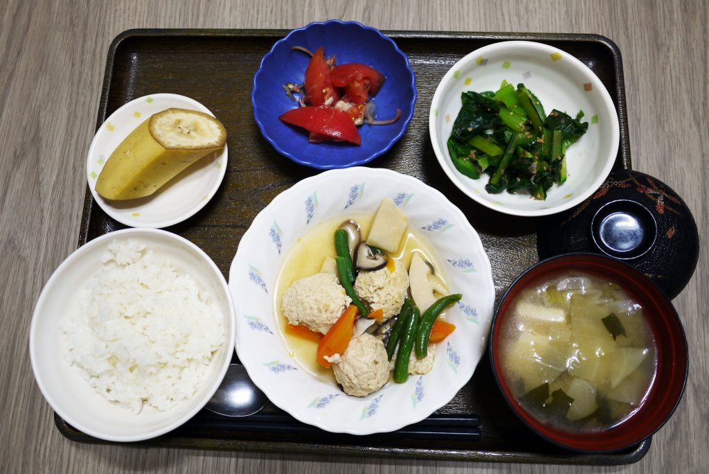 きょうのお昼ごはんは、鶏団子の若竹煮・青菜の旨味和え・さっぱりトマト・みそ汁・くだものでした。