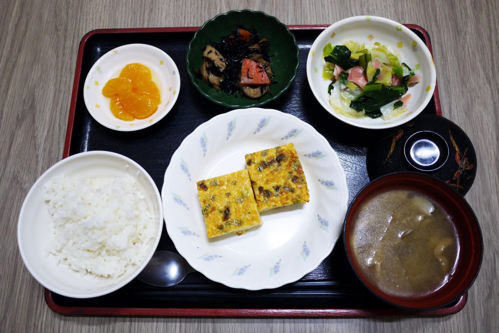 きょうのお昼ごはんは、鶏そぼろとじゃがいもの和風オムレツ・甘酢和え・ひじき煮・みそ汁・くだものでした。