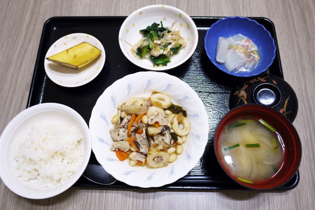 きょうのお昼ごはんは、五目大豆・煮浸し・くずあん・みそ汁・くだものでした。