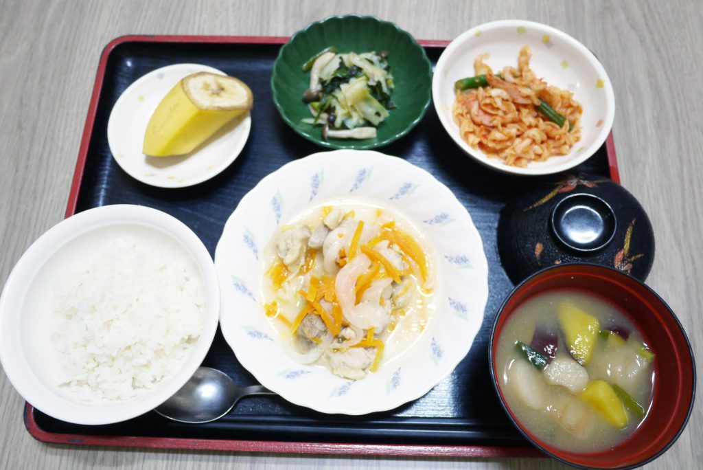 きょうのお昼ごはんは、鶏肉のレモン蒸し・トマトマカロニ・コンソメソテー・みそ汁・くだものでした。