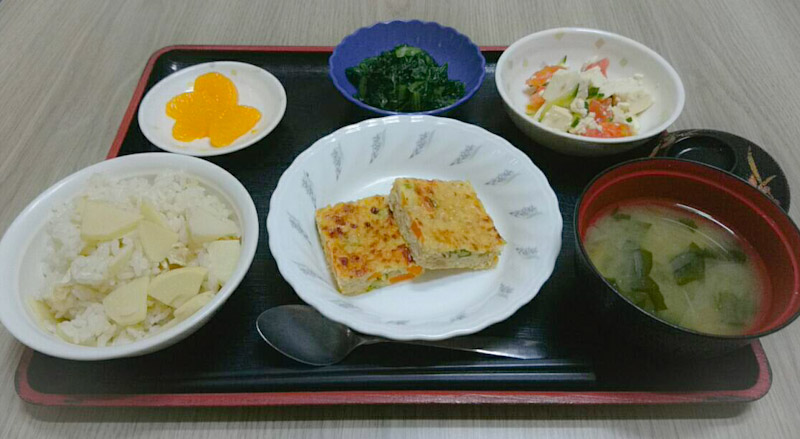 今日のお昼ごはんは 、タケノコご飯、アスパラガスのハンバーグ、豆腐サラダ、味噌汁、くだものでした。