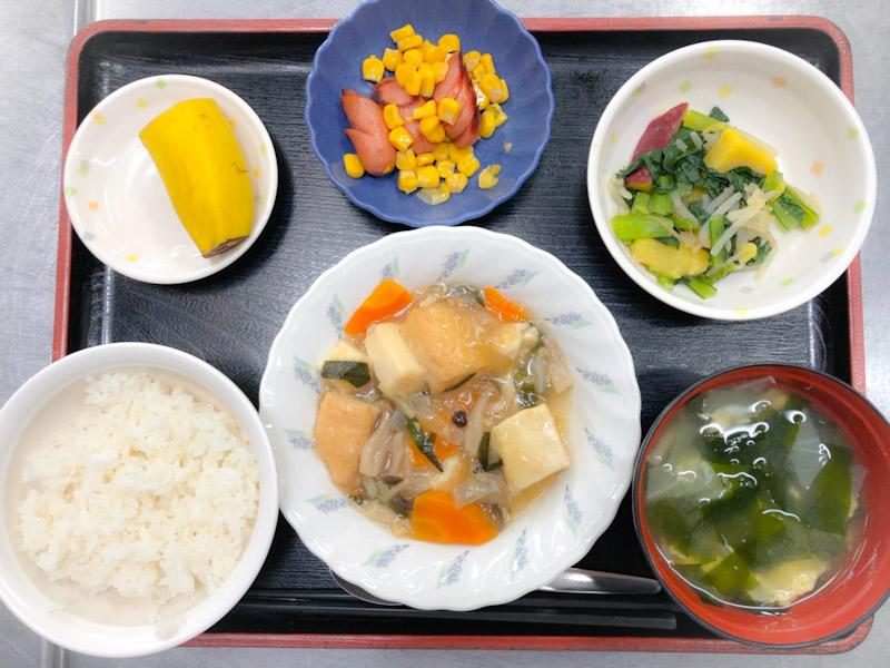 今日のお昼ごはんは、厚揚げのあんかけ煮、酢みそ和え、ウィンナー炒め、みそ汁、果物でした。