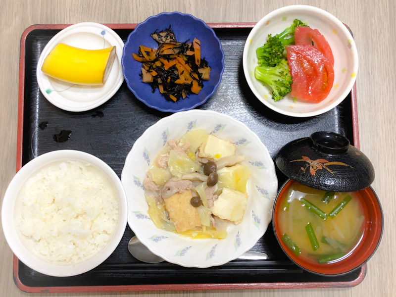 今日のお昼ごはんは、厚揚げとキャベツの塩炒め、ごま和え、含め煮、みそ汁、果物でした。