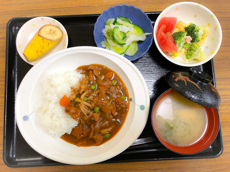 今日のお昼ごはんは、ハヤシライス、ゆで卵サラダ、浅漬け、みそ汁、果物でした。