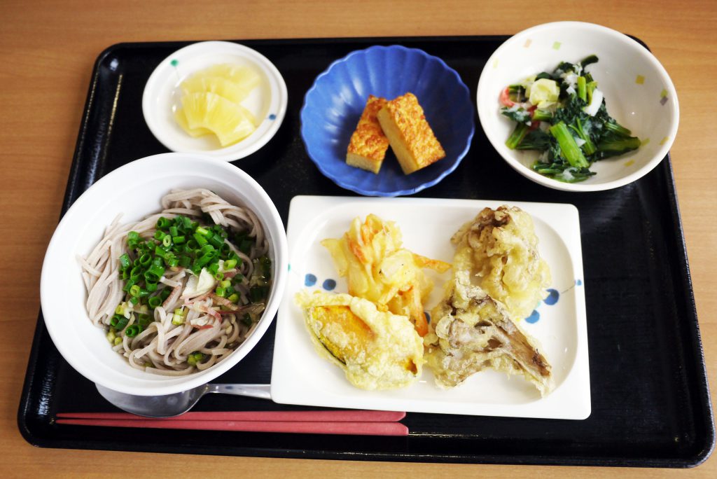 きょうのお昼ごはんは、おそば・天ぷら・おろし和え・卵焼き・くだものでした。