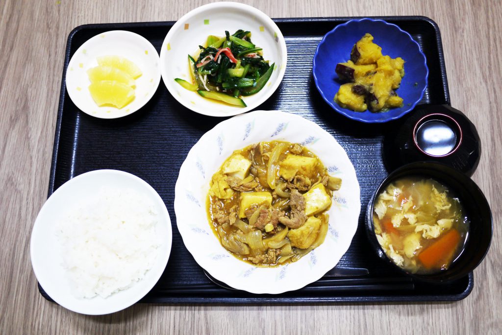 きょうのお昼ごはんは、厚揚げの和風カレー煮・ところ天和え・おさつの甘煮・みそ汁・くだものでした。