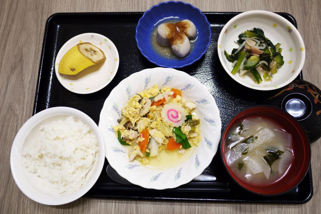 きょうのお昼ごはんは、親子煮・甘酢和え・里芋のみそだれ・みそ汁・くだものでした。