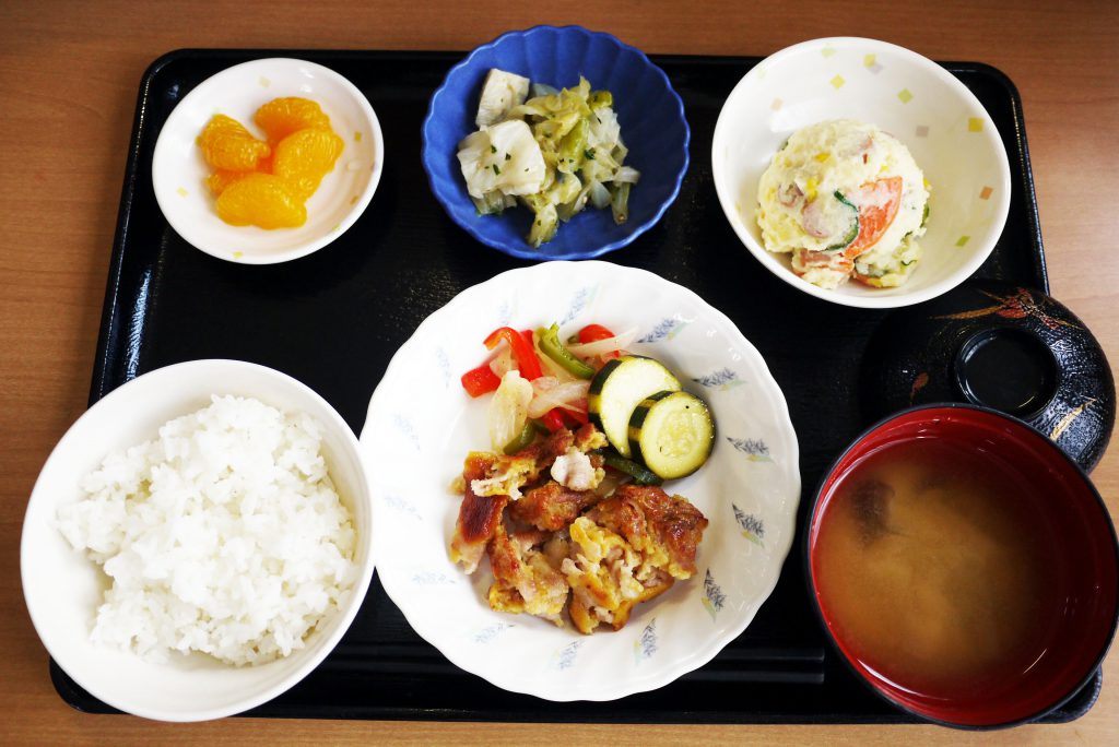 きょうのお昼ごはんは、豚肉のふんわり生姜焼き、ポテトサラダ、青じそ和え、みそ汁、くだものでした。