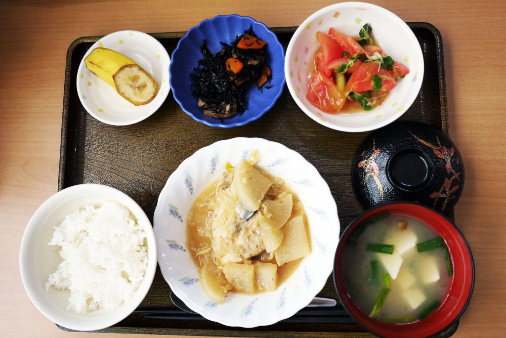 きょうのお昼ごはんは、鯖と大根の煮つけ、トマトとみょうがの和風サラダ、煮物、みそ汁、くだものでした。