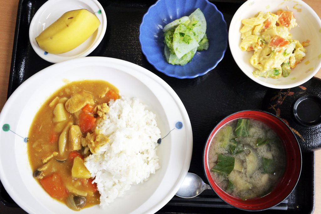 きょうのお昼ごはんは、カレーライス・卵サラダ・大根のおろしきゅうり和え・みそ汁・くだものでした。