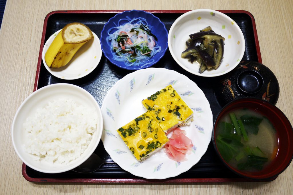 きょうのお昼ごはんは、挽肉のしぐれ蒸し、春雨サラダ、なすのごま和え、みそ汁、くだものでした。