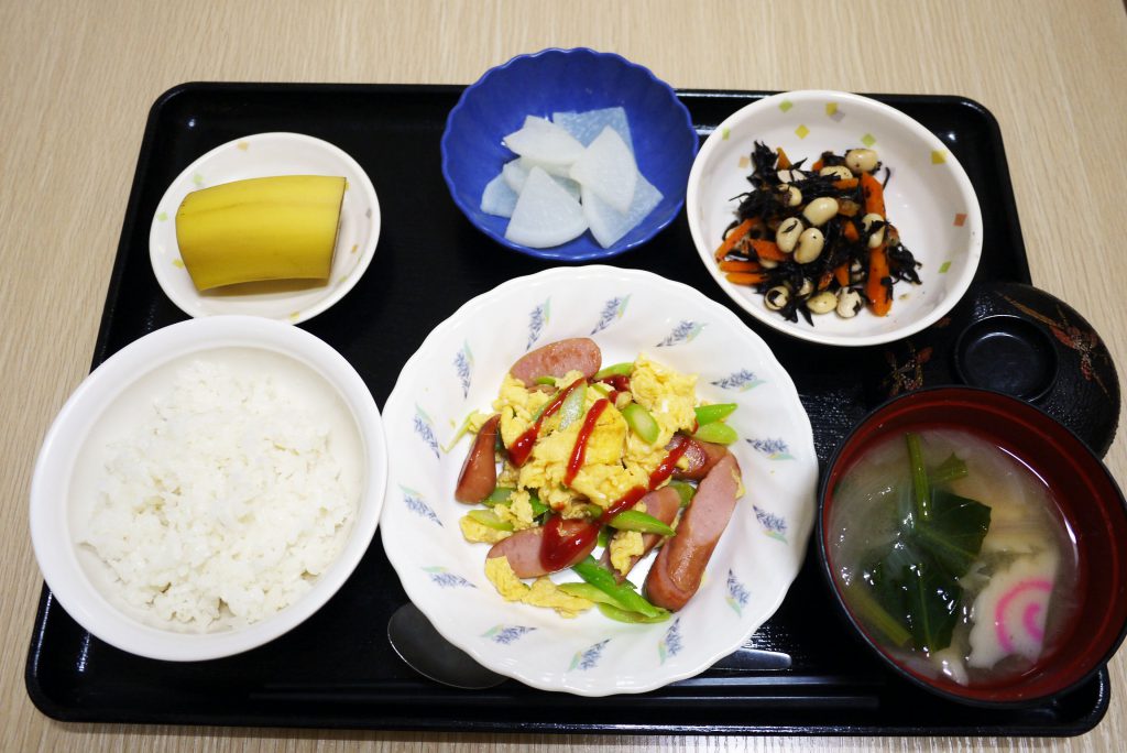 きょうのお昼ごはんは、ソーセージとアスパラガスの卵炒め・ひじきと大豆のサラダ・レモン大根・みそ汁・くだものでした。