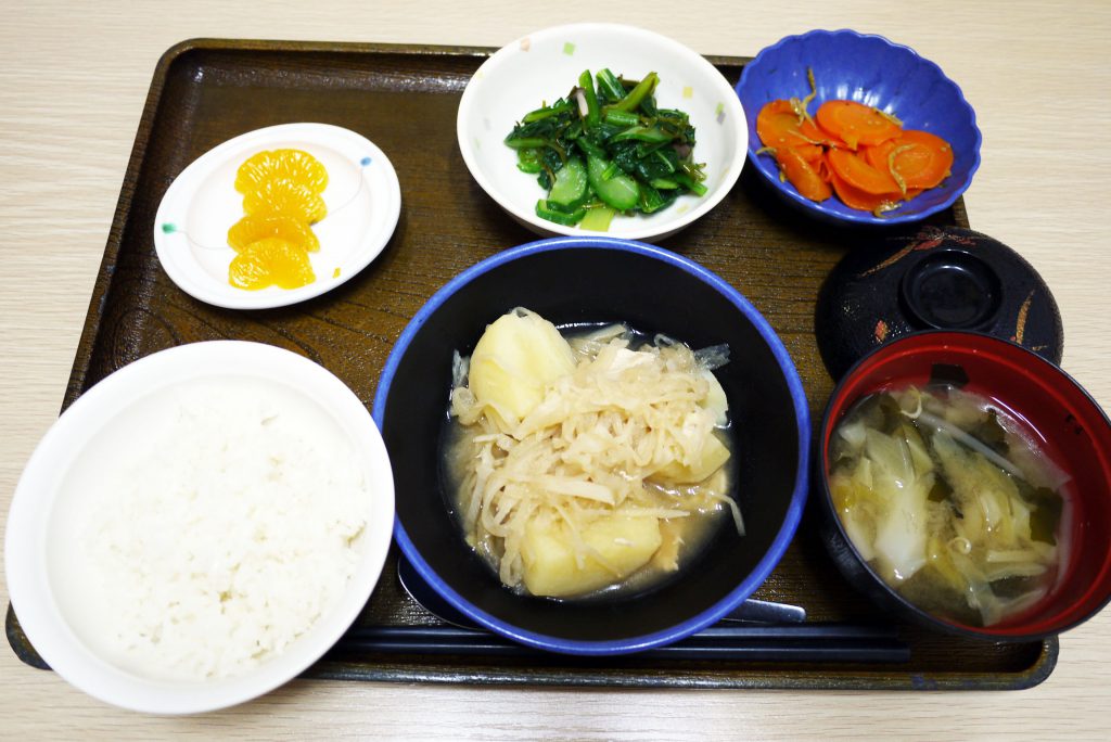 きょうのお昼ごはんは、鶏肉とじゃが芋のみそ煮込み、わさび和え、じゃこ人参、みそ汁、果物でした。