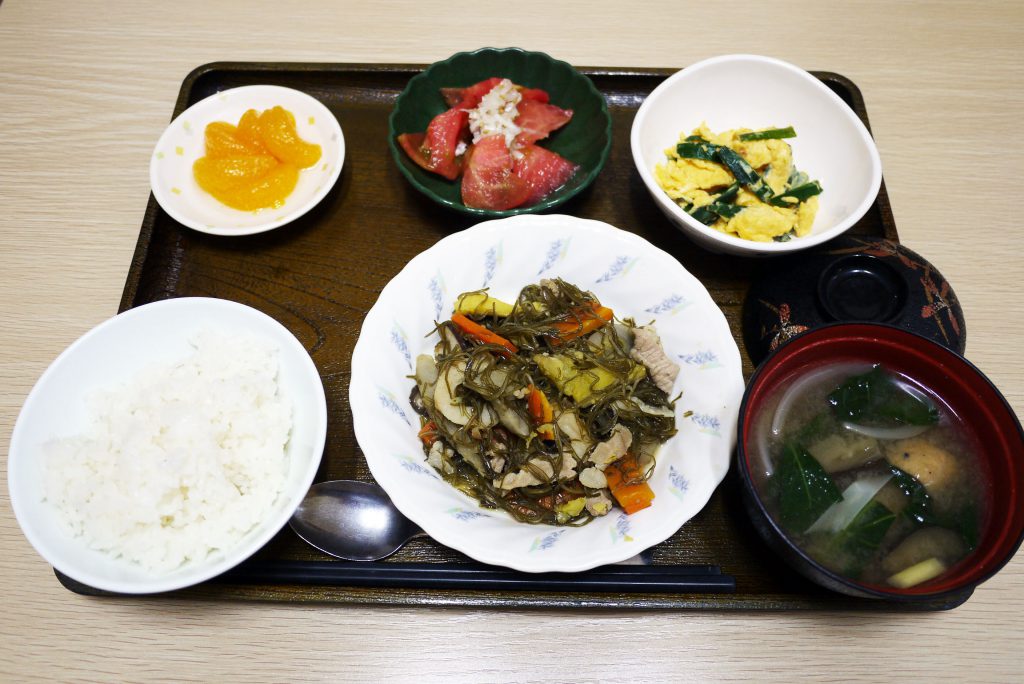 きのうのお昼ごはんは、豚肉と切り昆布の炒め煮、にらたま、ねぎ塩トマト、みそ汁、果物でした。