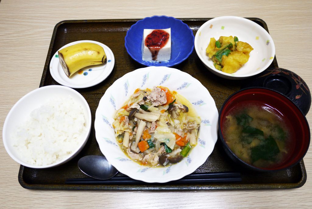 きょうのお昼ごはんは、肉野菜炒め、カレー煮、梅香味奴、みそ汁、果物でした。